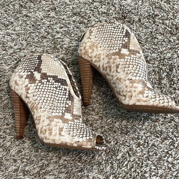 Vince Camuto, Snakeskin Peep Toe Bootie size 5.5 - Picture 9 of 11